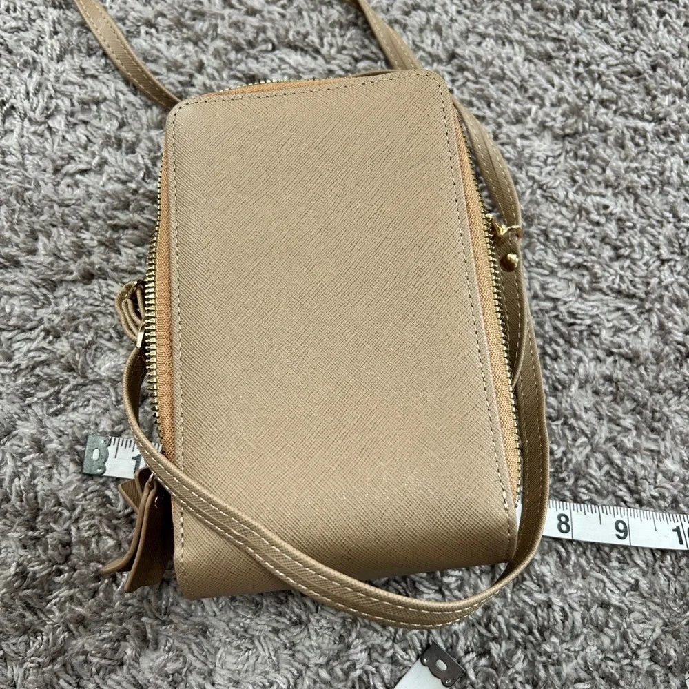 Tan Faux Leather Crossbody‎ Phone Wallet Bag Gold Filigree Emblem Zip Around